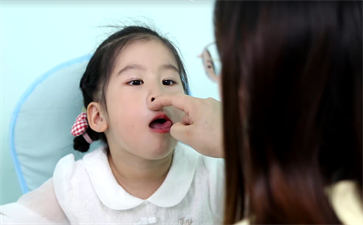小孩四歲半說話結(jié)巴怎么辦？