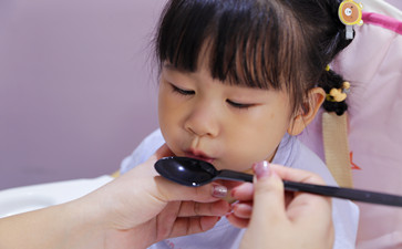 教孩子說話時為什么要先教孩子用手勢表達(dá)？
