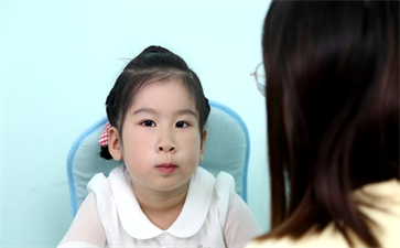 小孩口吃怎么糾正？